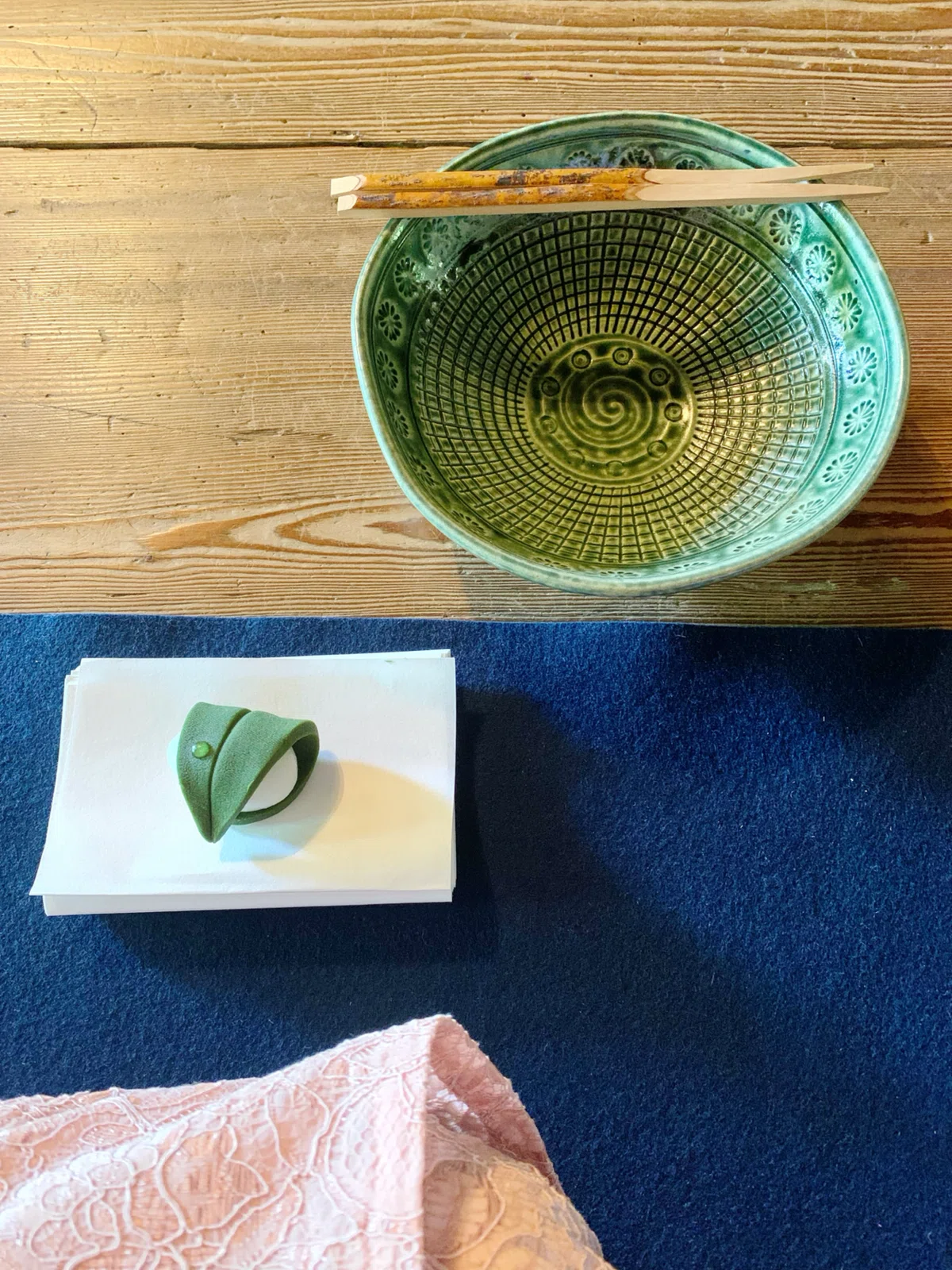 普段は開かない門が特別に！大仏様に見守られお土産まで頂けるお茶会と