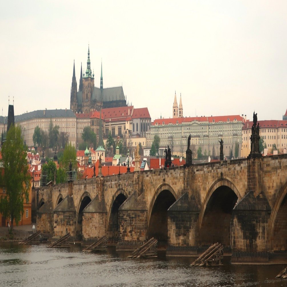 プラハの見所カレル橋にあのザビエルが⁉聖人像に秘められたその歴史と