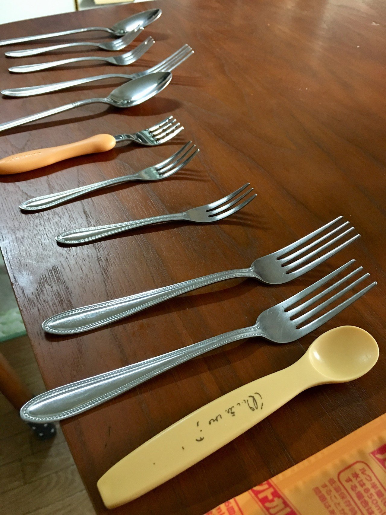 今日はカレーを作っている主人の後ろで 息子がテーブルの端っこにフォークやスプーンをズラリと並べていました どんな大家族だよ D しまうー Note