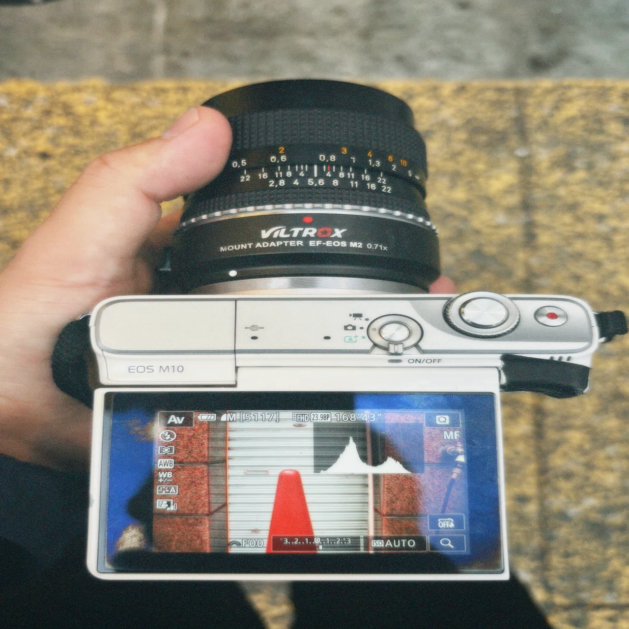 Canon EOS M10＋ レンズ計3点　説明文と写真を良くご覧ください オールドレンズ母艦に最適？2〜3万円から買えるEOS Mシリーズ×Distagon