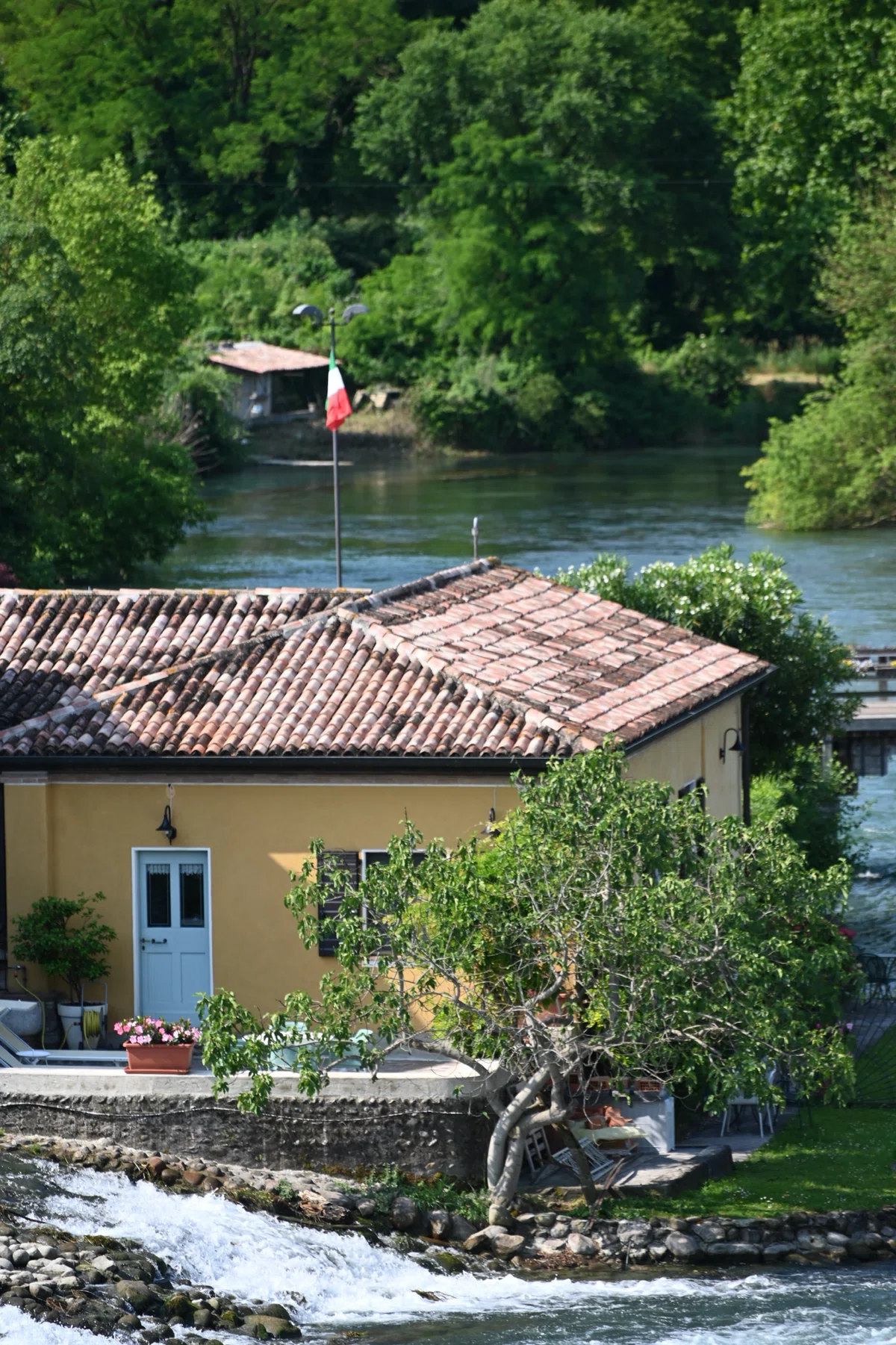 湖の煌めき ボルゲット（Borghetto)「イタリアの最も美しい村 クラブ 〜I Borghi