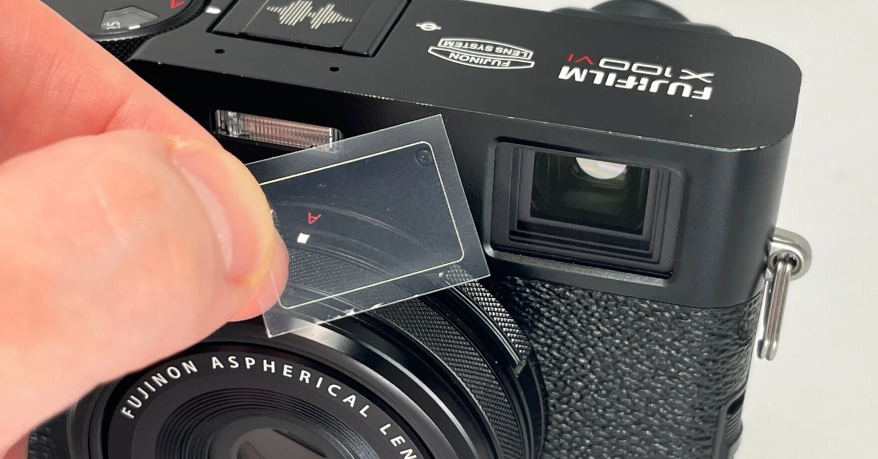 X100VIのファインダーに保護フィルムを貼ると安心できるという話｜KuroBox