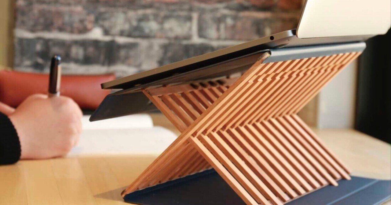 家具のようなノートPCスタンドが完成。47本の天然木を組合せ、4つの