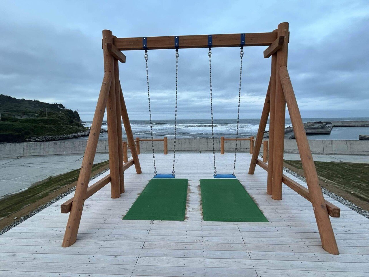 富岡漁港にあるブランコ｜角田涼太（だーりょう）