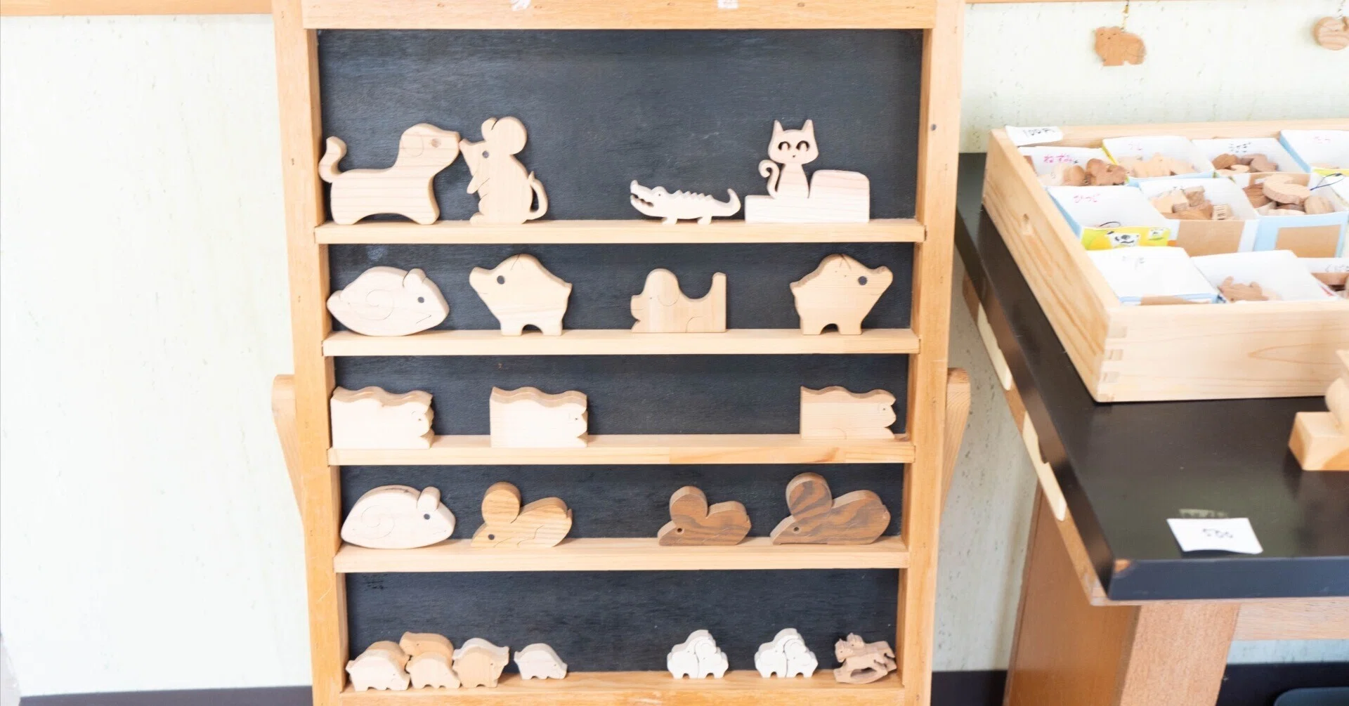 小畑木工クラブ】木造校舎で作られる一点物の木工品は子ども達への 