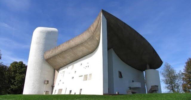 ⛪【建築巡礼 #07】ル・コルビュジエ《ロンシャンの礼拝堂》──光と