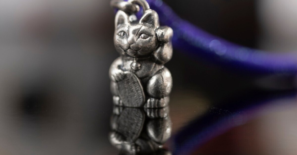 新潮ショップのロングセラー商品：5】両手で福招き！ 銀製根付