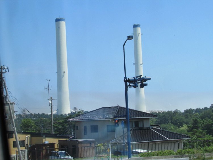 広野火力発電所の煙突を遠くに眺める。