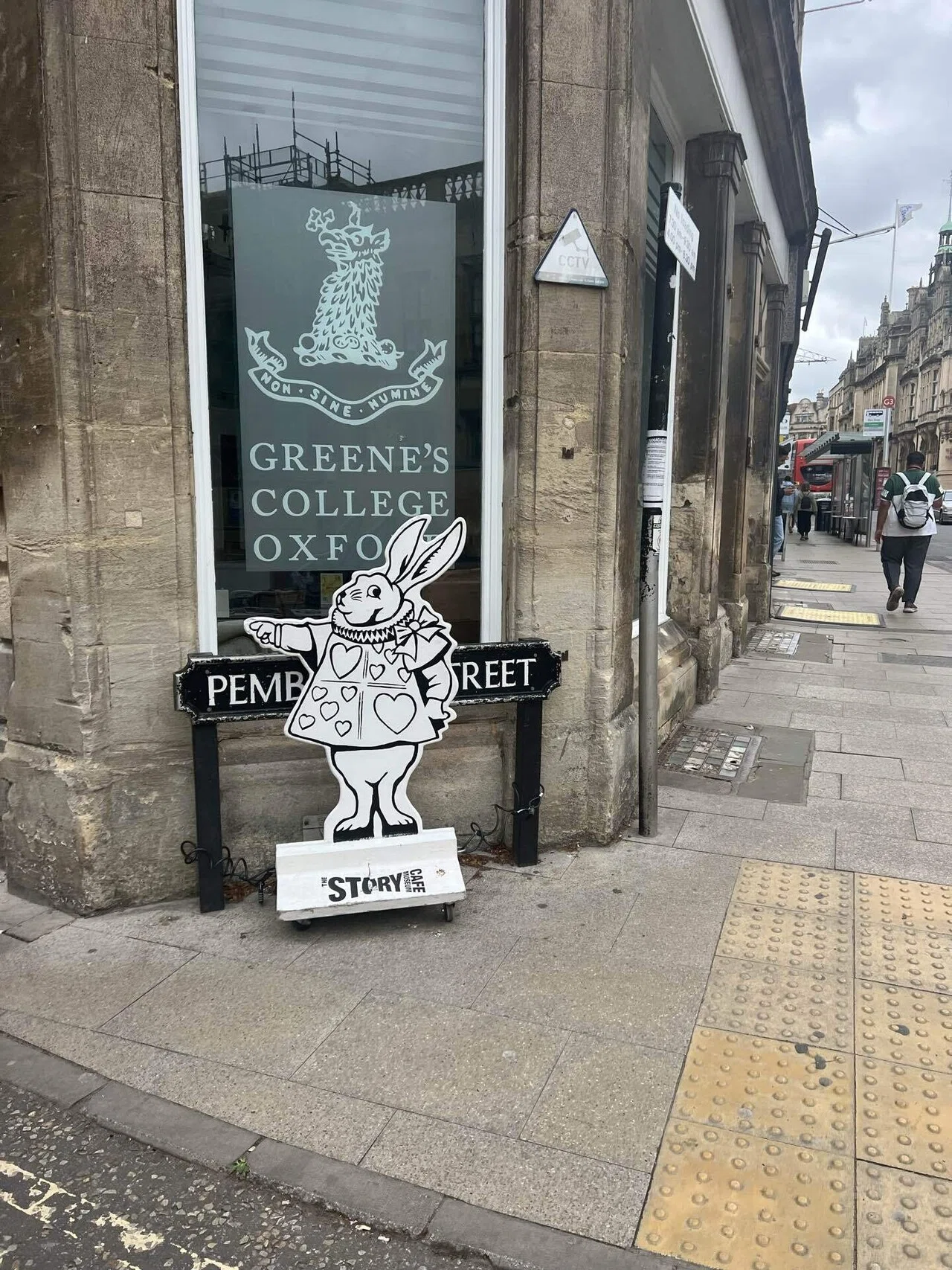 イギリスワーホリ】ホグワーツに1,5000円で泊まってみた🇬🇧｜umi
