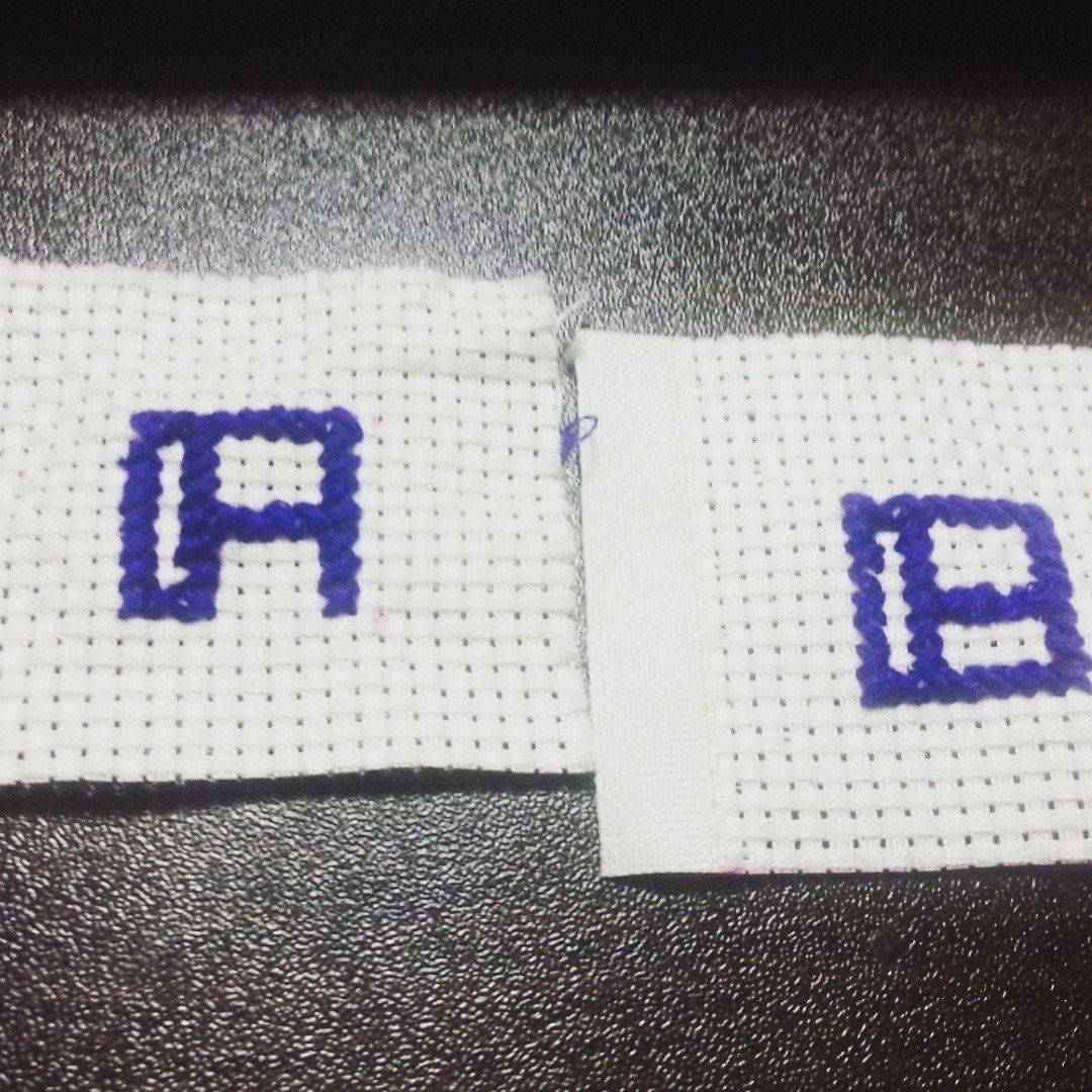 スエーデン刺繍にはまっていますが クロスステッチにも手を出しました 楽しい ローマ字です これをある物にしていこうと思います 先は長いけど ガンバろ でも 今夜は寝よう はな Note スエーデン刺繍にはまっていますが クロスステッチにも手を出しました 楽しい ローマ字です これをある物にしていこうと思います 先は長いけど ガンバろ でも 今夜は寝よう はな Note