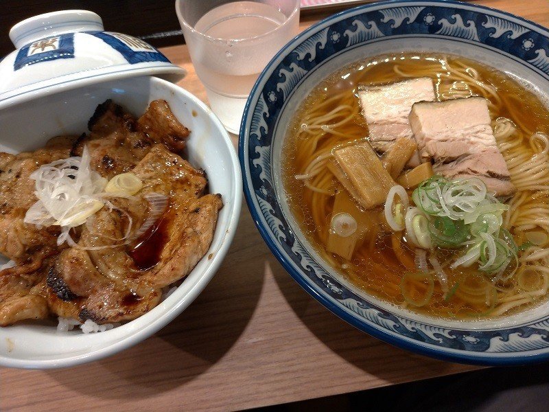 西中島南方にある中華そばと札幌ぶた丼 慎芯庵 で晩御飯 中華そばセット豚丼を食べてきました 中華そばは化学調味料を使っていない体に優しいラーメンで 豚丼は脂の甘みが美味しかったです Http まるぞう Note 西中島南方にある中華そばと札幌ぶた丼 慎芯庵 で晩御飯 中華そばセット豚丼を食べてきました 中華そばは化学調味料を使っていない体に優しいラーメンで 豚丼は脂の甘みが美味しかったです Http まるぞう Note