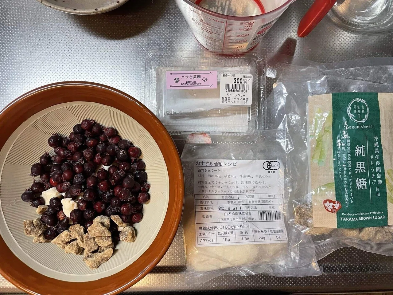 I baked simple bread using yeast made from sake lees and Juneberries ...