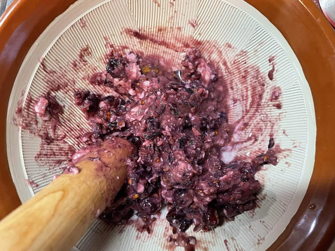 I baked simple bread using yeast made from sake lees and Juneberries ...
