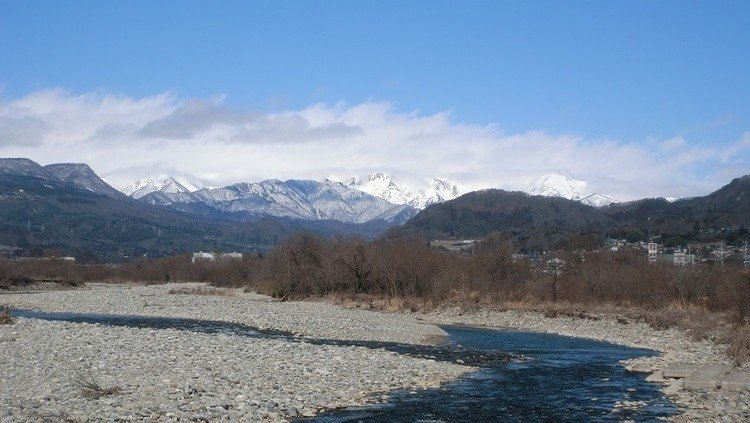 谷川岳と利根川。今日は冷たい風が吹いています。