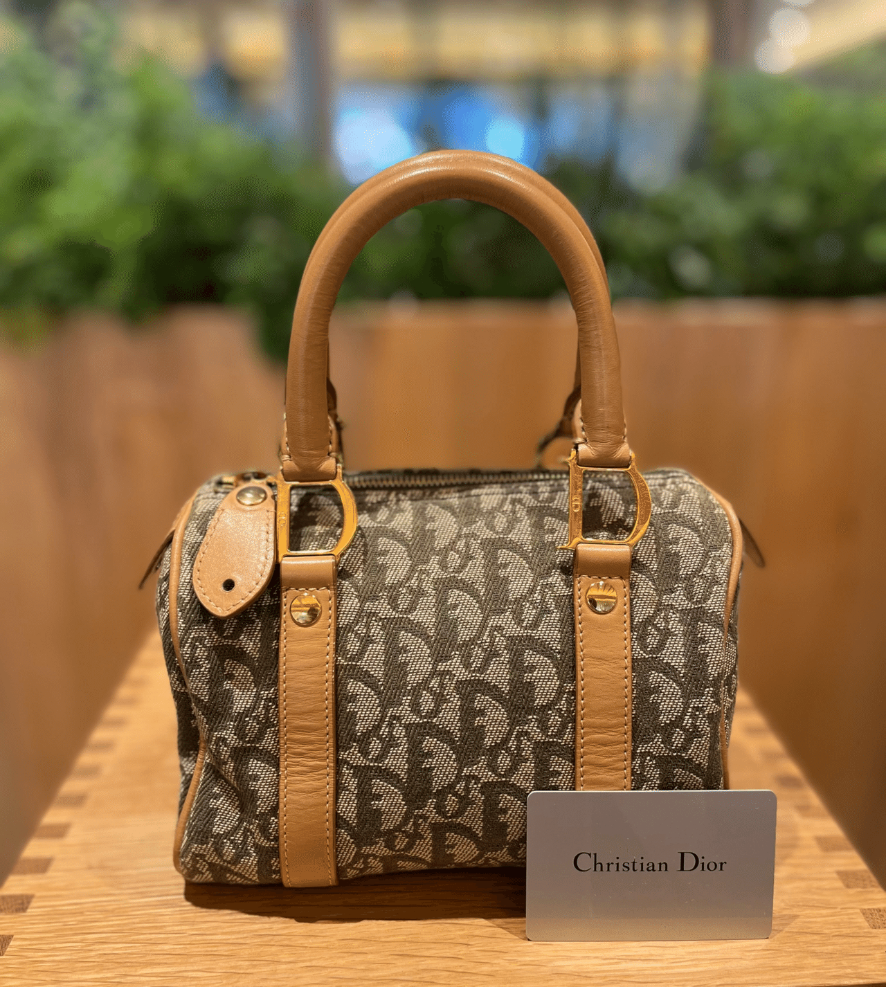 Diorの名作】トロッター柄とは?誕生の歴史と今再び注目される理由 Diorの名作】トロッター柄とは?誕生の歴史と今再び注目される理由