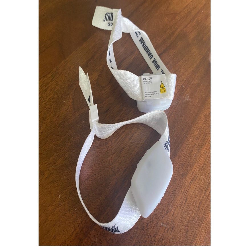 髭男ライブ時にもらった、腕につけるセンサーライトのボタン電池