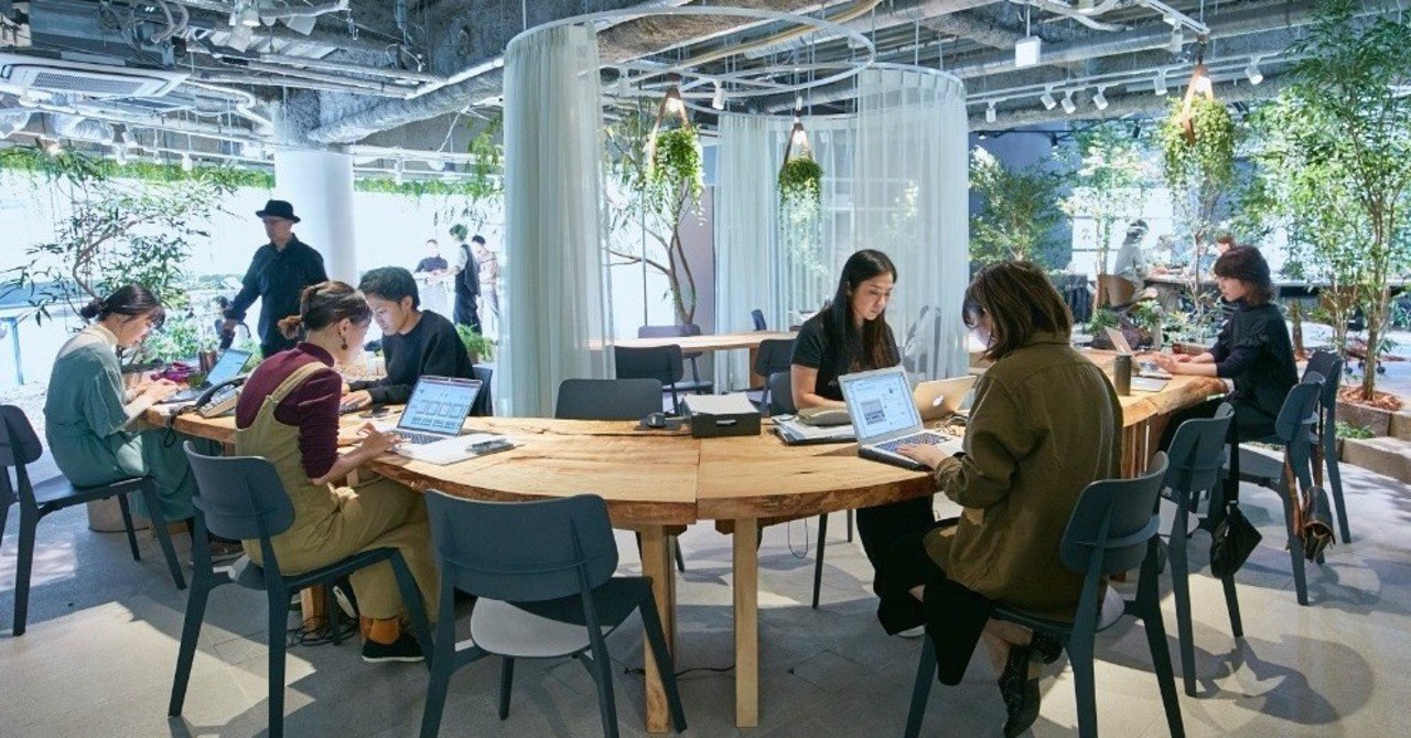 木の素材感を生かした大テーブル】空間に合わせて素材を選ぶのではなく