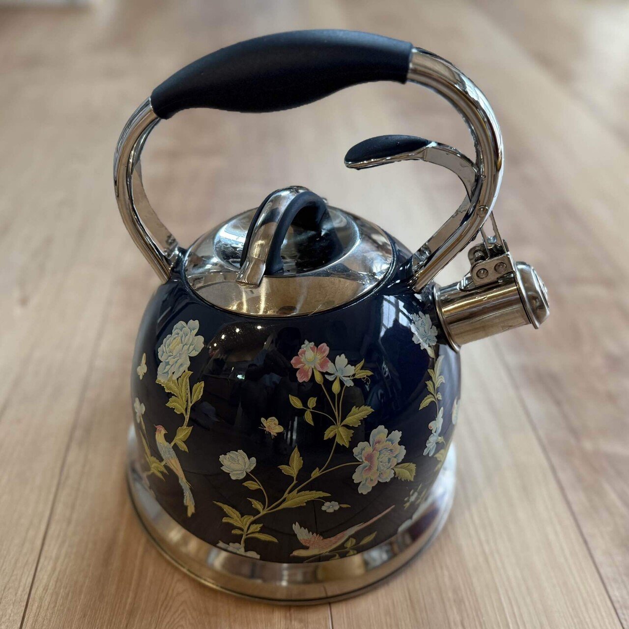 絵柄が印象的なローラアシュレイ のケトル──わざわざ個人輸入して