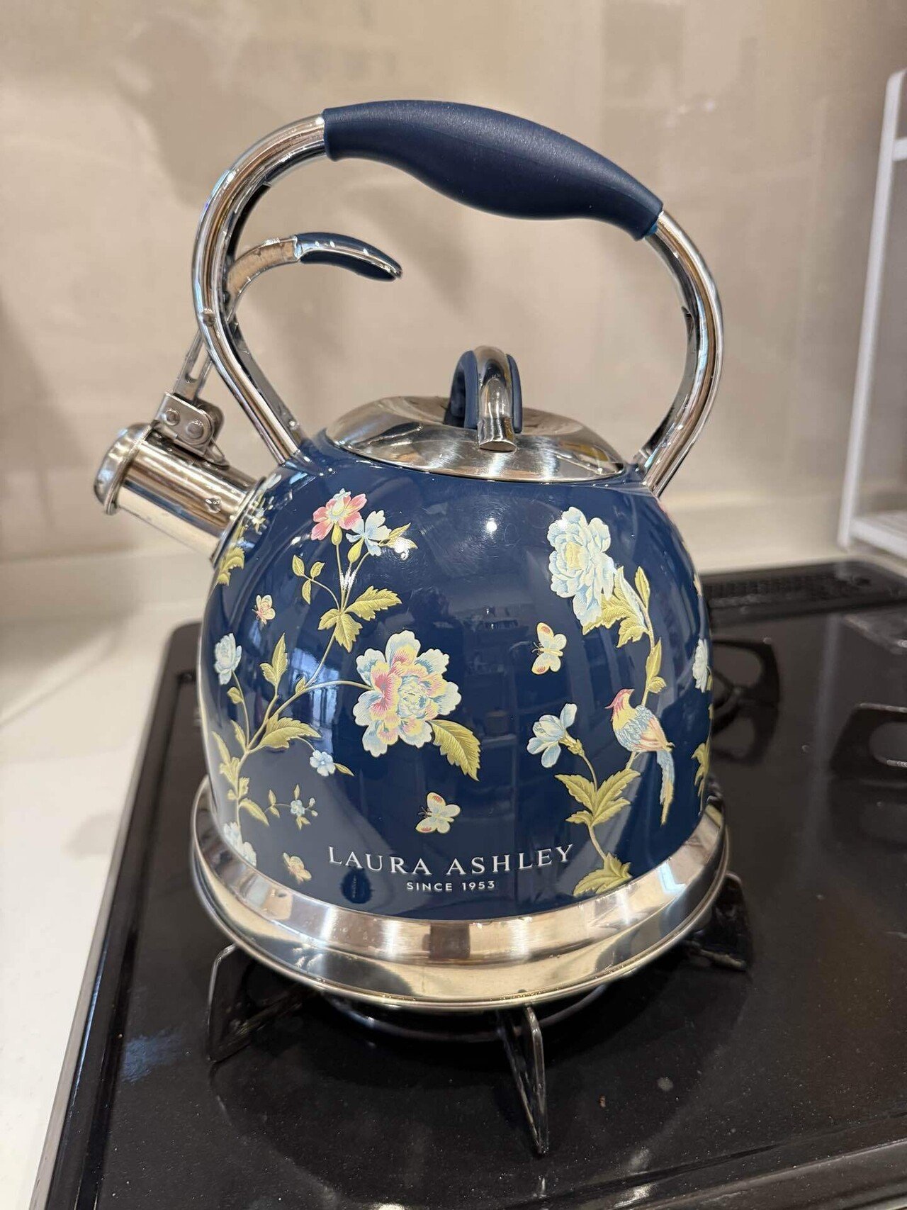 絵柄が印象的なローラアシュレイ のケトル──わざわざ個人輸入して