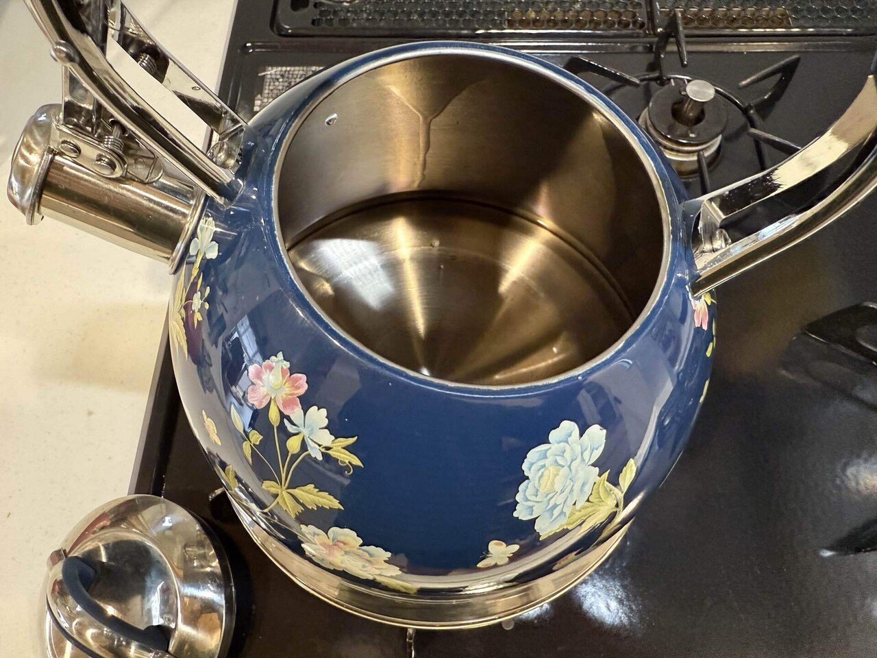 絵柄が印象的なローラアシュレイ のケトル──わざわざ個人輸入して