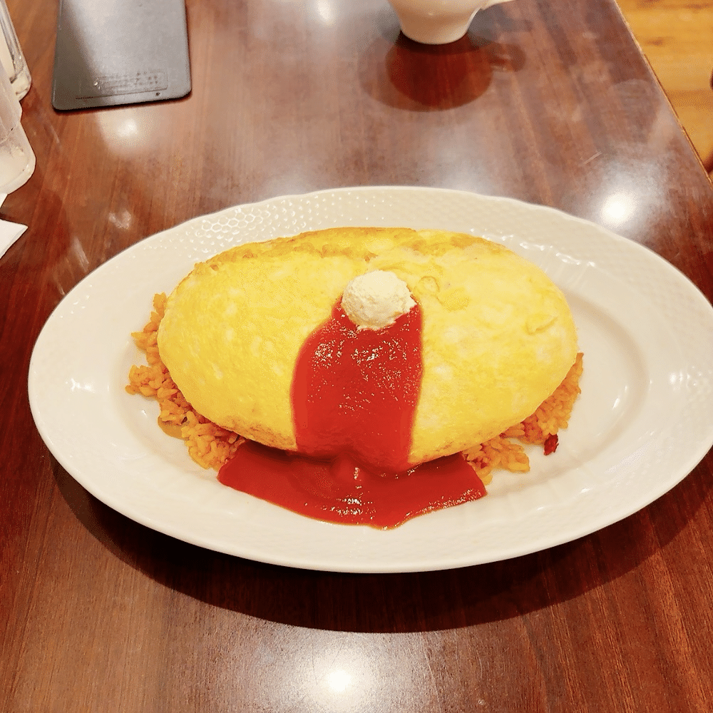 卵と私のふわふわスフレオムライス【食べ歩き】｜ひろいてん