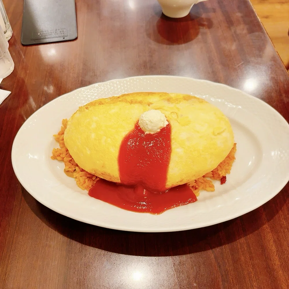 卵と私のふわふわスフレオムライス【食べ歩き】｜ひろいてん