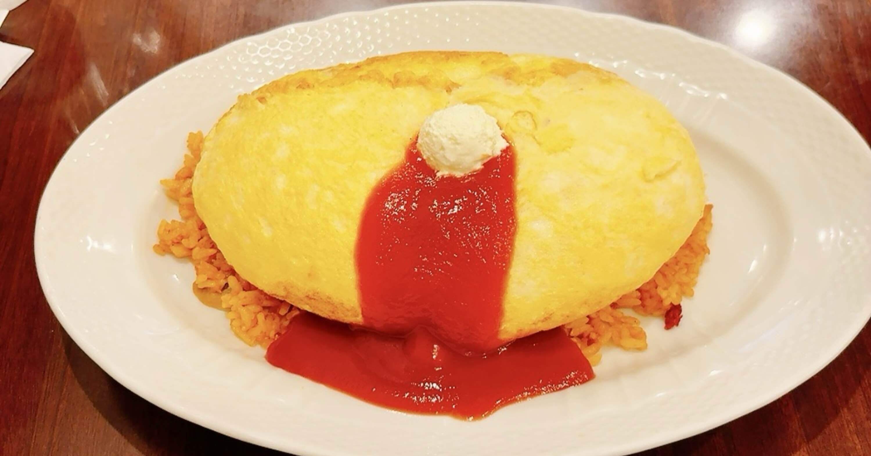 卵と私のふわふわスフレオムライス【食べ歩き】｜ひろいてん