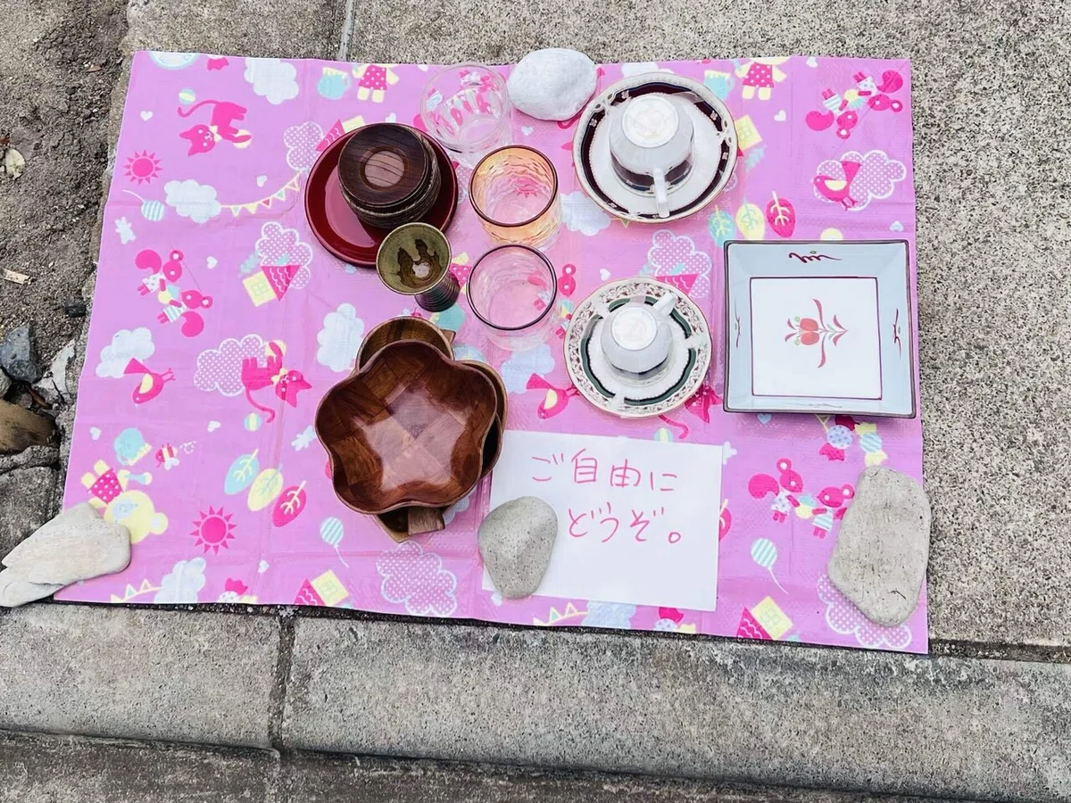 ご自由にどうぞ」の器で整った一日｜赤い花模様の器と、静かな贅沢｜ろ 
