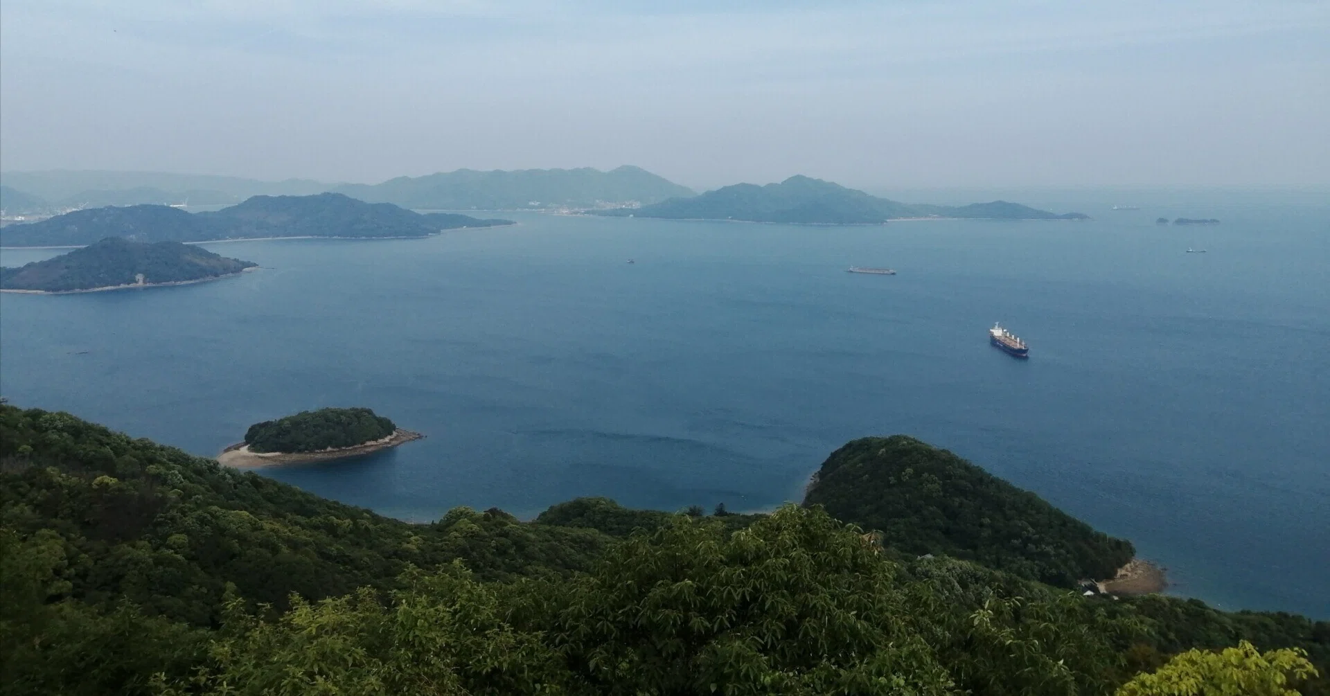 ジャワ島沖、海上がりの瀬戸の髭徳利 ①広島県から瀬戸内海に浮かぶ美しい島々を見る旅 | 一日目｜N
