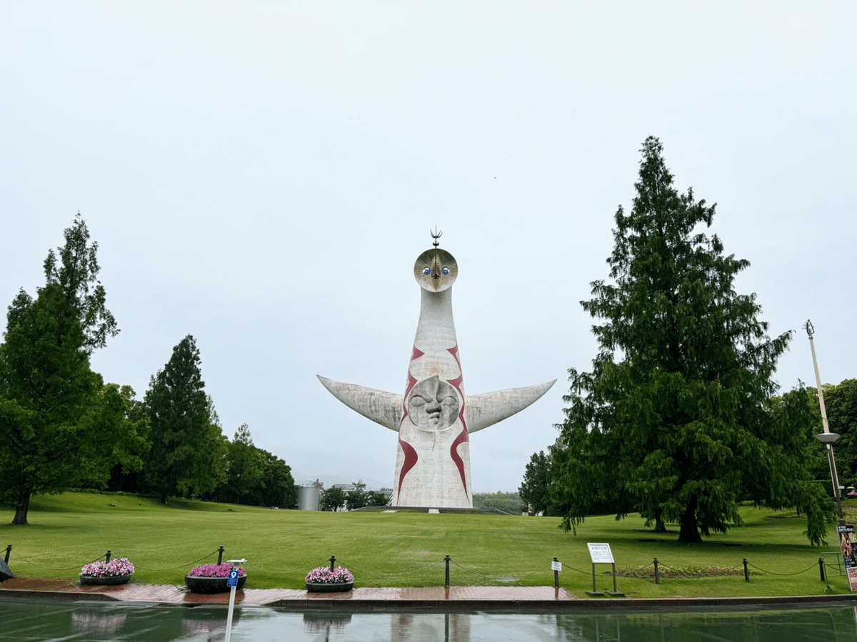 太陽の塔 雨と塔と、歴史の城｜EXPO'70万博記念公園🌲太陽の塔🏯大阪城