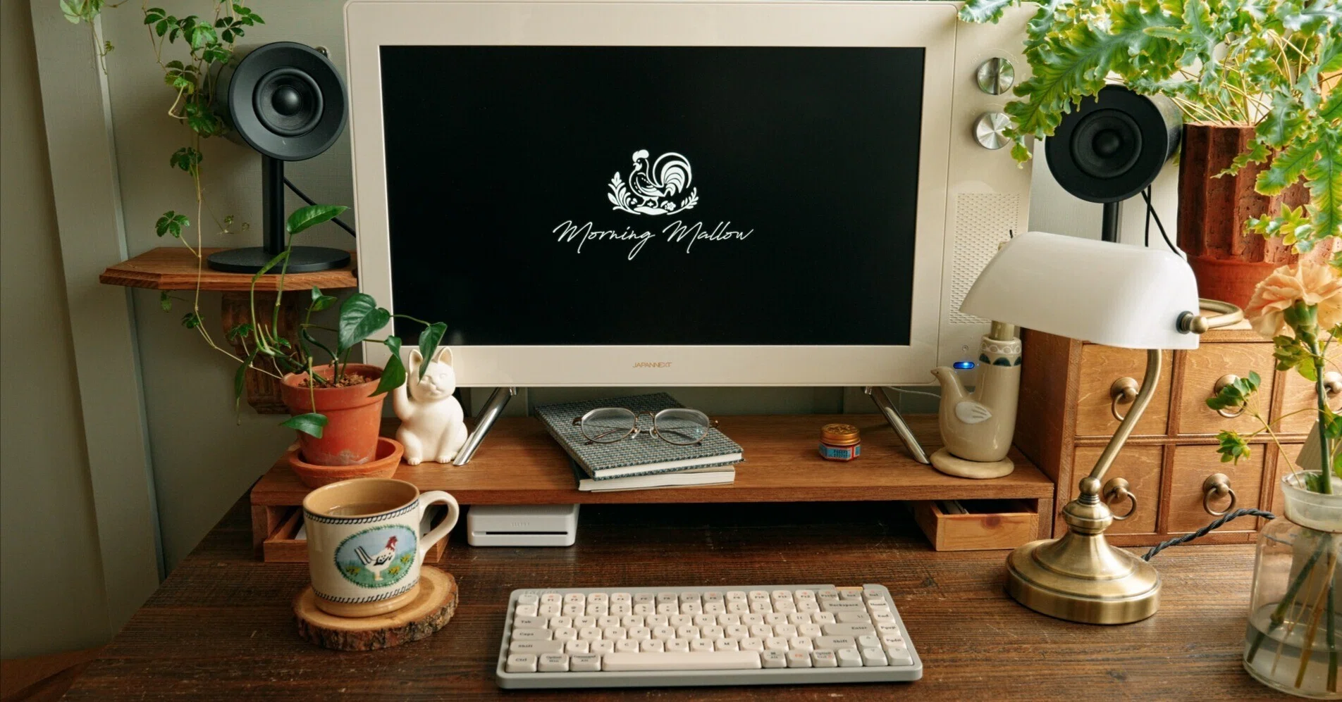 レトロでかわいい、愛用キーボードとPCモニター｜Morning Mallow