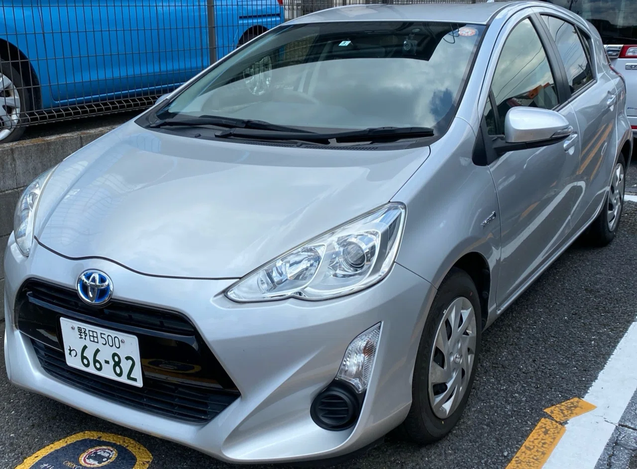 凹み無し！ 程度良好！トヨタ NHP10 アクア 前期 左 フェンダー シロ