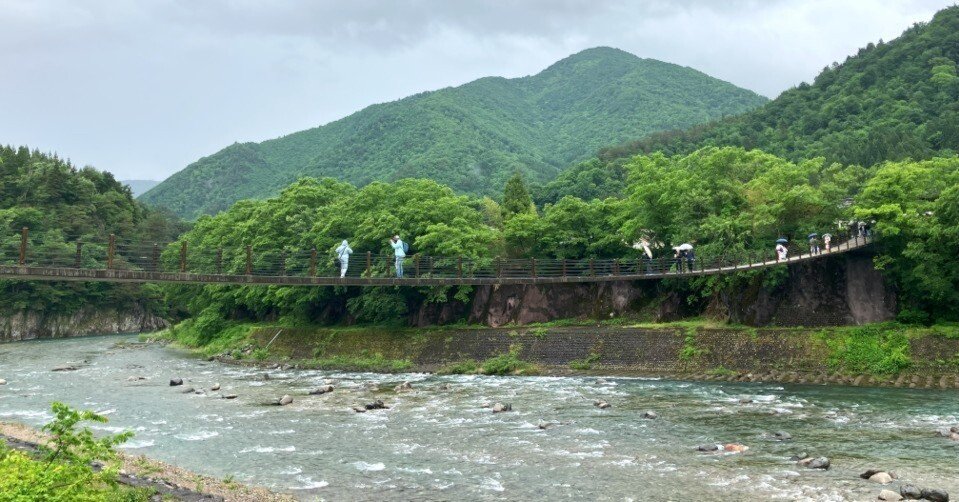 17．世界遺産の地に溶け込むー飛騨白川郷の「であい橋」｜伊藤義康