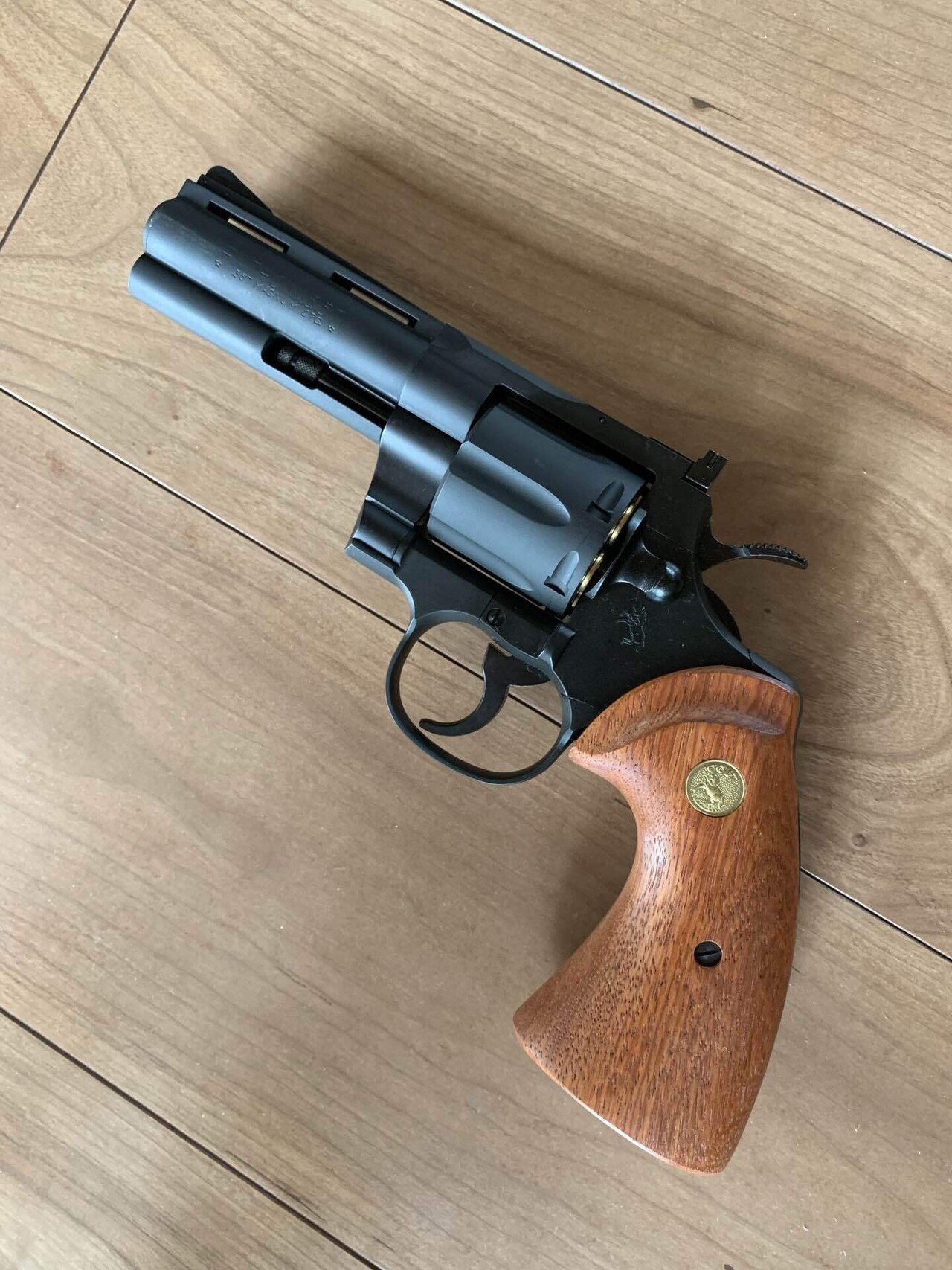 部屋とYシャツとスミスとウェッソンとワタシ。〜各社モデルガンと木製