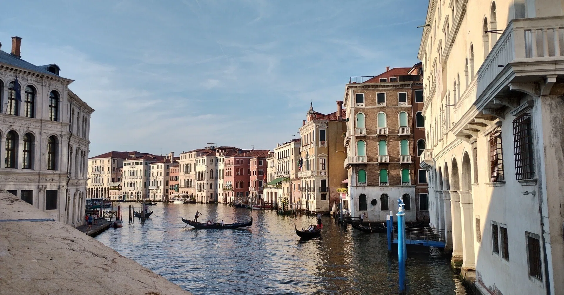 MURANO ITALYとあります。高さは15弱、幅 奥行は6弱です。 Venice
