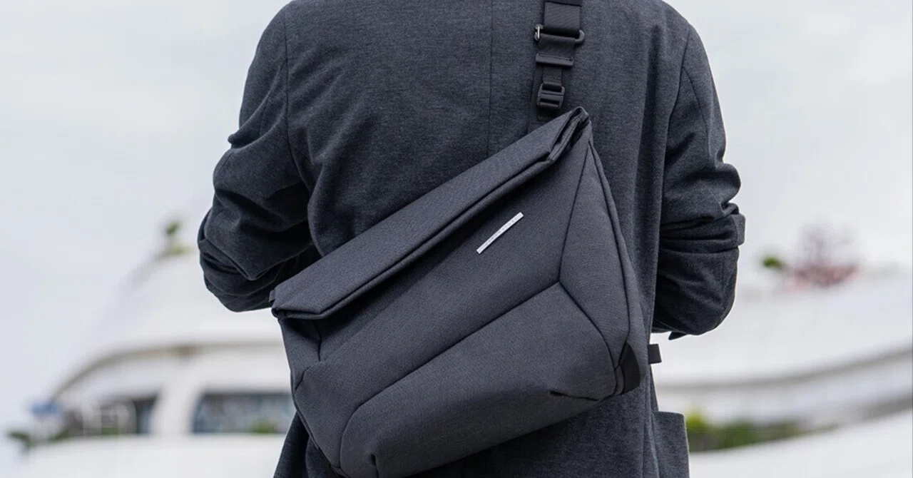 コンパクトな斜め掛けのスリングバッグからトートバッグへ容量拡大。高