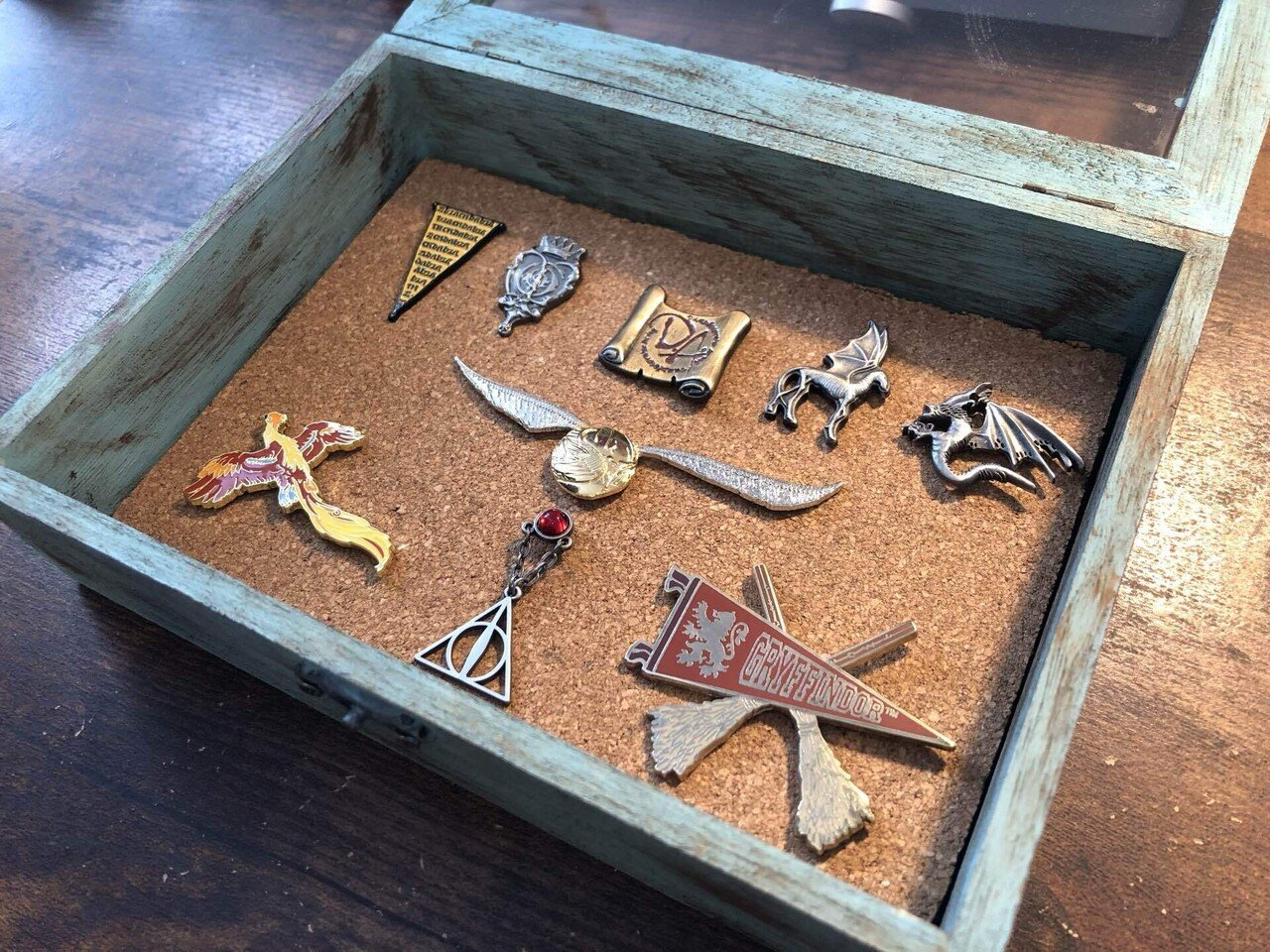 ピンバッジのコレクションケースを作ってみた！｜昼野正午