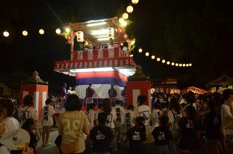 盆踊り、仏教行事なのになぜか神社境内で行われる。