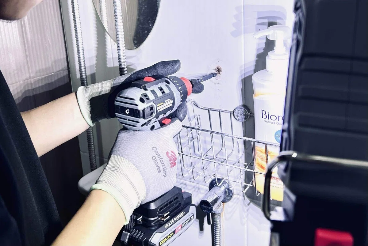 壁に穴を開ける様子