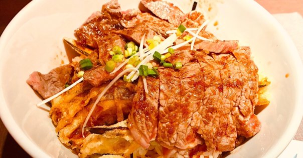 肉の万世。ここがあらたな本店になるんだろうか…。｜サカキ