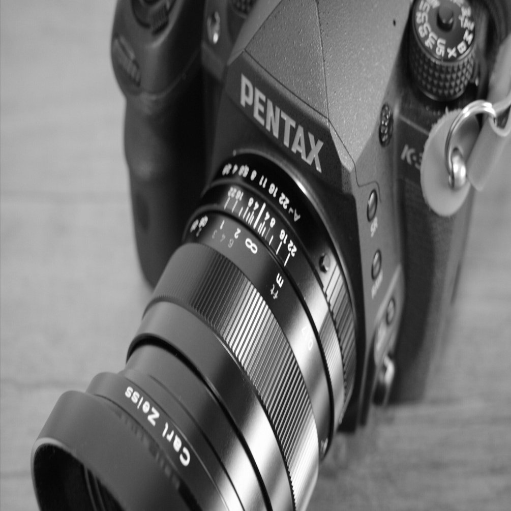 K3III monochrome」と「Carl Zeiss Distagon T* 25mm F2.8」｜Hide