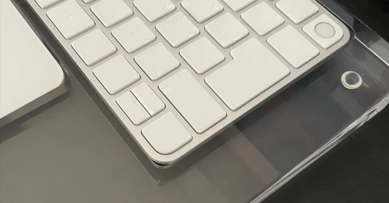 Appleキーボードとトラックパッドをリキッドガラス仕様にしました