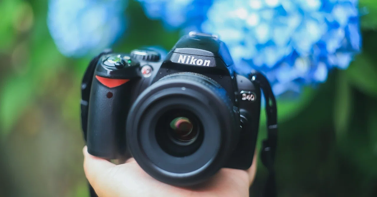 おトク！】Nikon D40 ＆ エモい写真が撮れる単焦点レンズセット 【公式