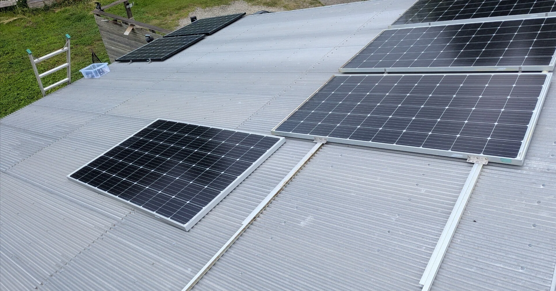オフグリッド小屋の太陽光発電システムの見直し・増強｜焚き火ヘッズ