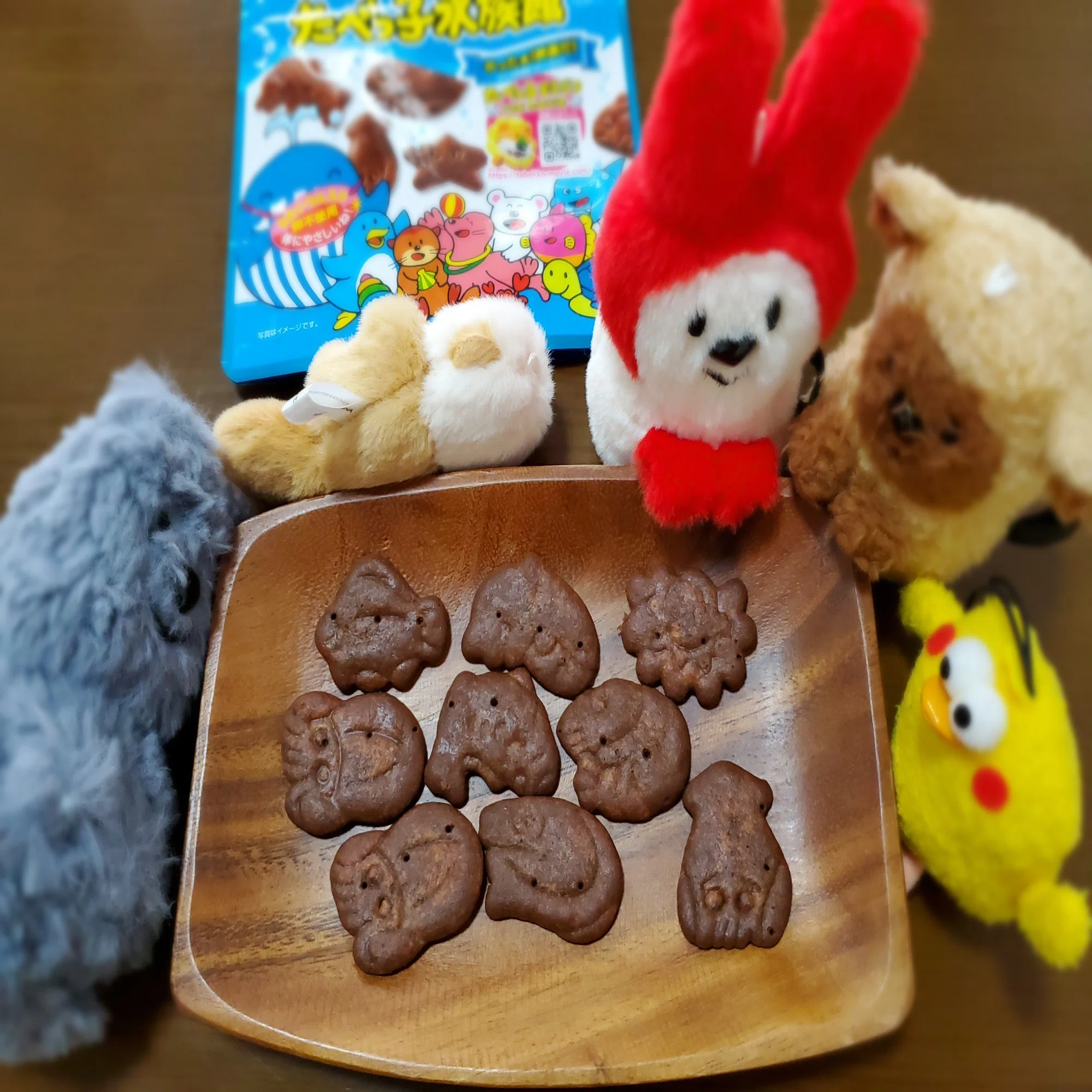 たべっ子水族館を食べたときの。 右下のはイカかな。左のはタコ？ 他が 