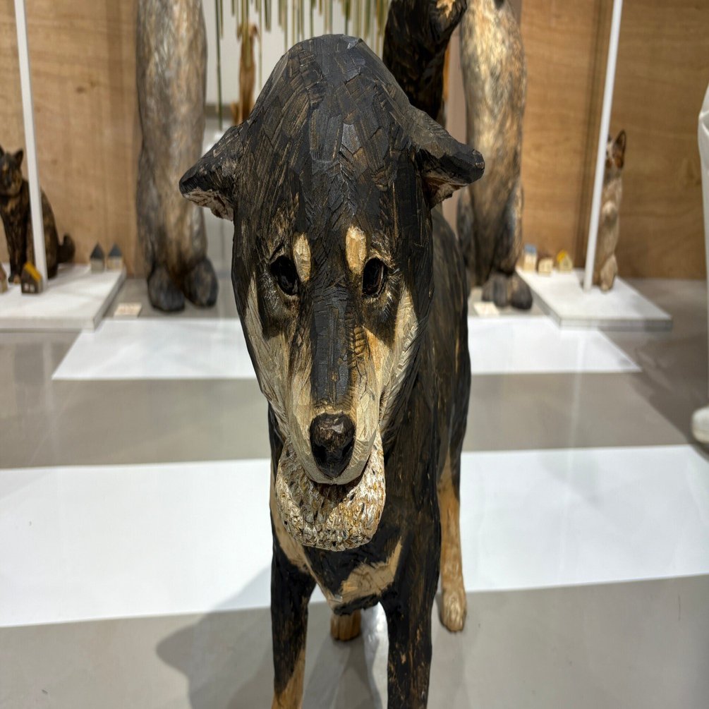木彫りの犬に、そっと触れる──「はしもとみお彫刻展」にいった日
