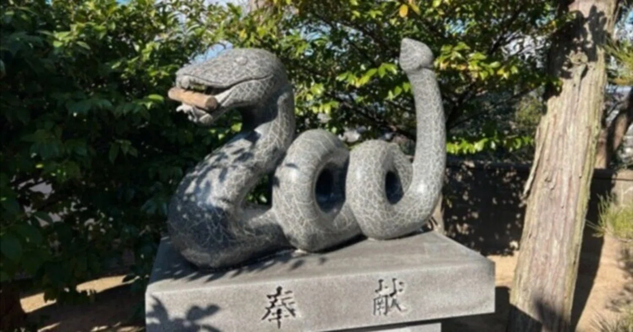巳年に人気の笠岡市「道通神社」蛇神信仰の総本山にはヘビの置物が