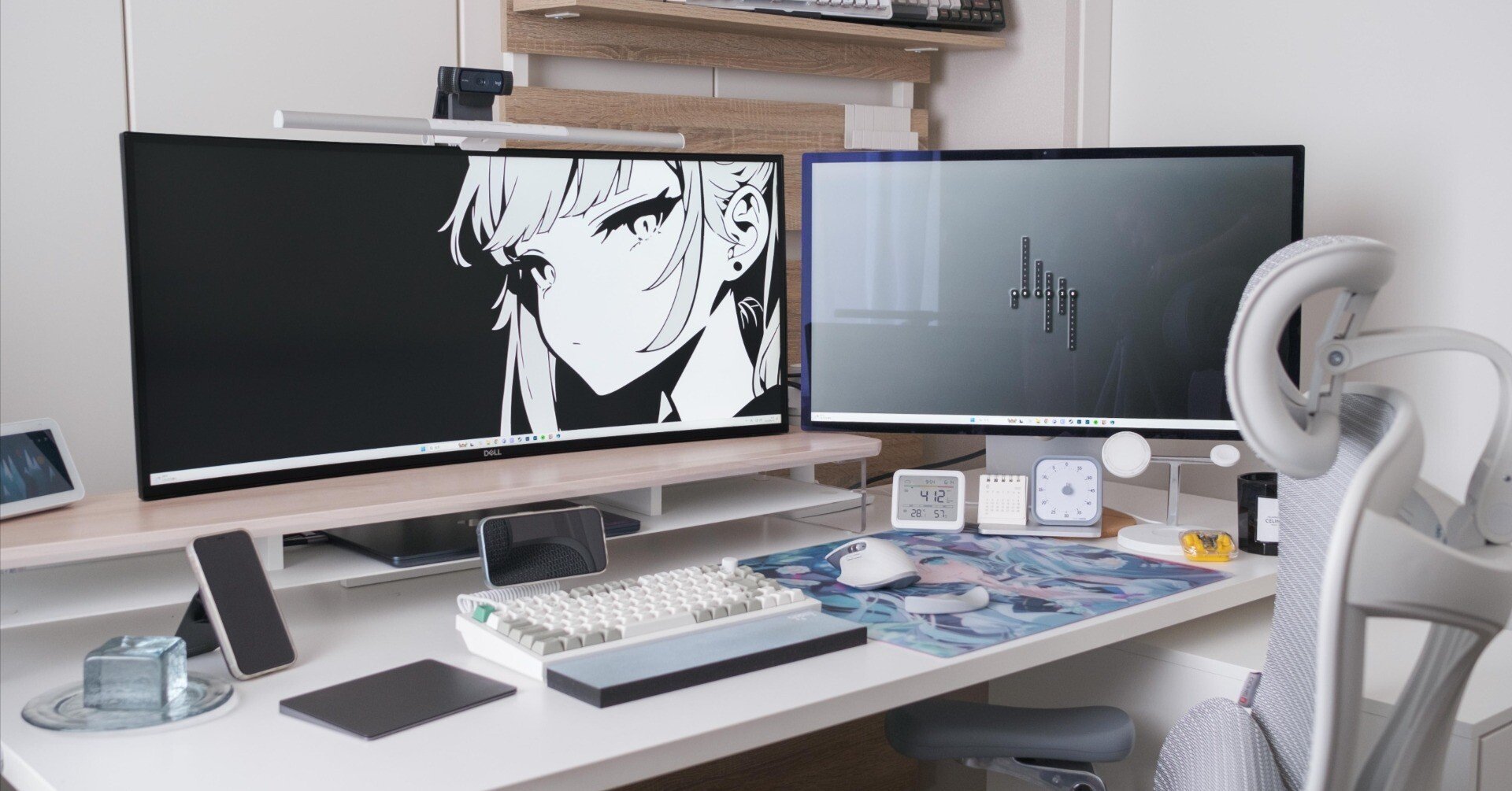 デスクツアー】MacとWindowsを両立したホワイトのデスク環境｜ハロニズム