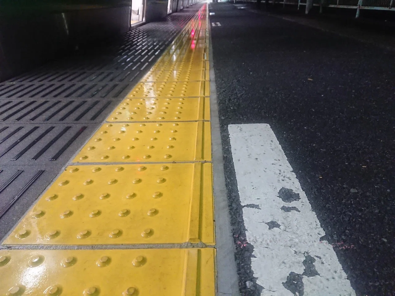 雨上がり の 黄色い線 の内側と外側 駅 Oiz Journeyman と 元b2bマーケ兼pr まとめ職人 ライブ配信 Note