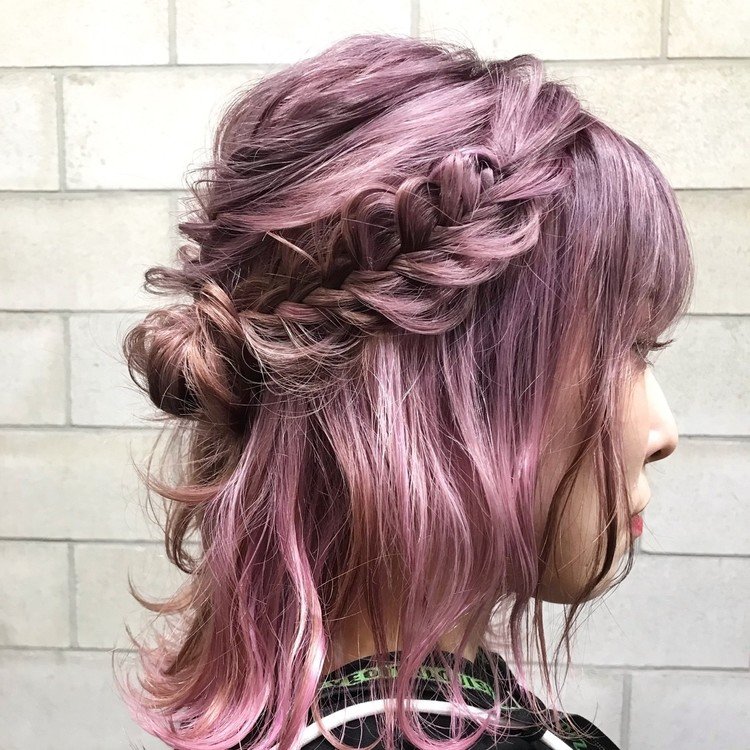 ピンクパール

色味がハッキリと分かるピンク系のヘアカラーは抵抗ありそうだけど、アレンジするとすごく可愛いんです😊


ブリーチは2回してますが、髪質や状態によって1回でイケる場合も、もちろんあります🍀


ブリーチ後のカラーは、髪に優しいトナーカラー✨ピンクをメインに、少しパープルとシルバー系のカラーをMIXしてます！


更に！ピンクの色持ちを良くするために、カラートリートメントのピンクをコンディショナーで1:5の割合(コンディショナー多め)使用✨

#ピンクパール#ヘアカタログ




